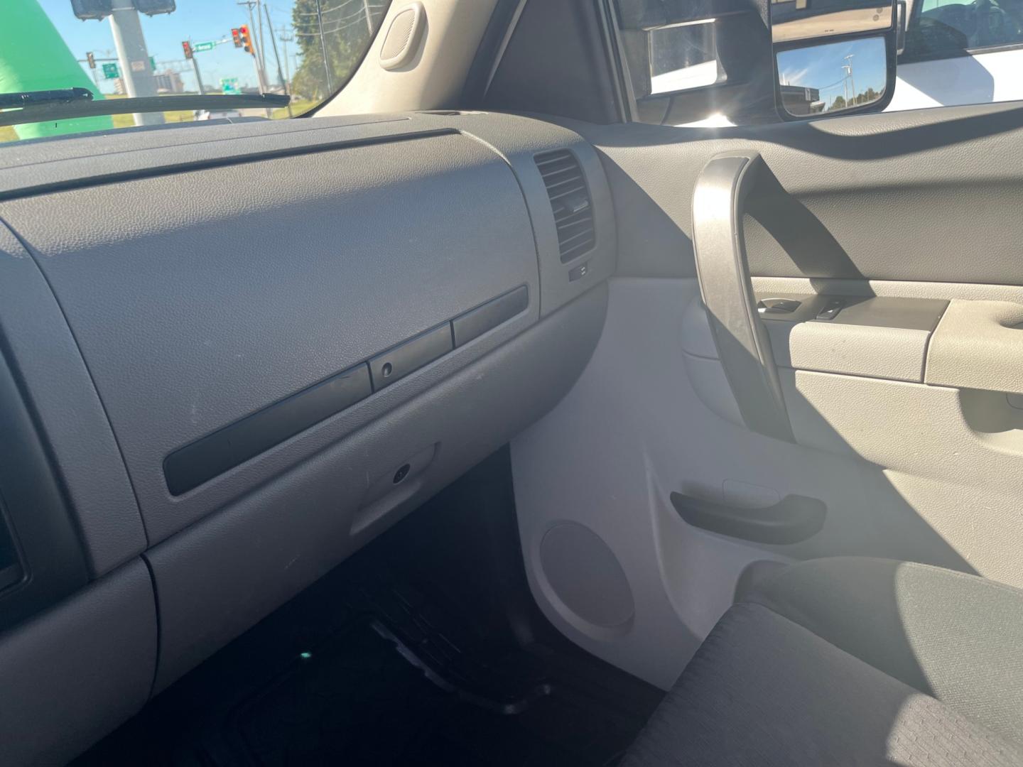 2011 WHITE CHEVROLET SILVERADO WORK TRUCK Work Truck Long Box 2WD (1GC0CVCG6BF) with an 6.0L V8 OHV 16V FFV engine, 6-Speed Automatic transmission, located at 8101 E. Skelly Dr., Tulsa, OK, 74129, (918) 592-3593, 36.121891, -95.888802 - Photo#9